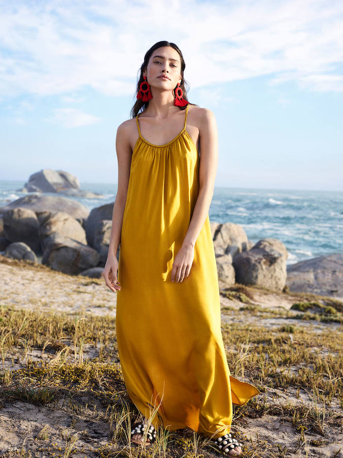 Destaca el color y los estampados en estos atuendos que se mantienen en la línea ‘low cost’