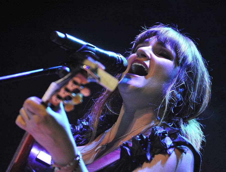 La cantante manchega convirtió su concierto en una fiesta de más de dos horas, con petición de mano incluida