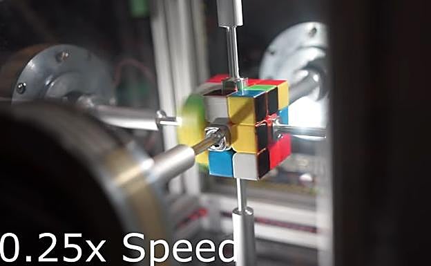 Un robot consigue el récord mundial del cubo de Rubik: menos de 1 segundo