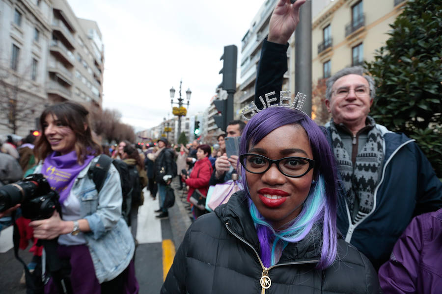 La multitudinaria manifestación del 8M en Granada dejó preciosas imágenes para el recuerdo a partir de las seis de la tarde. 