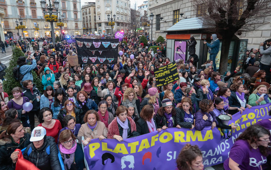 La multitudinaria manifestación del 8M en Granada dejó preciosas imágenes para el recuerdo a partir de las seis de la tarde. 