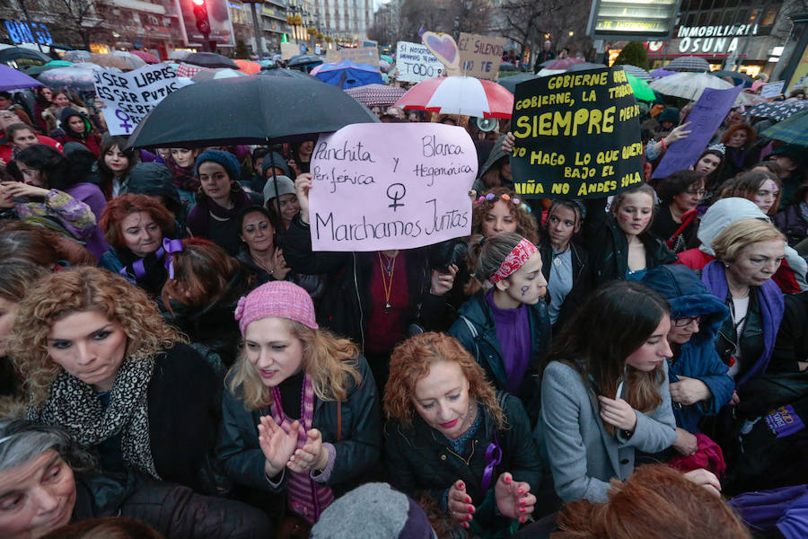 La multitudinaria manifestación del 8M en Granada dejó preciosas imágenes para el recuerdo a partir de las seis de la tarde. 