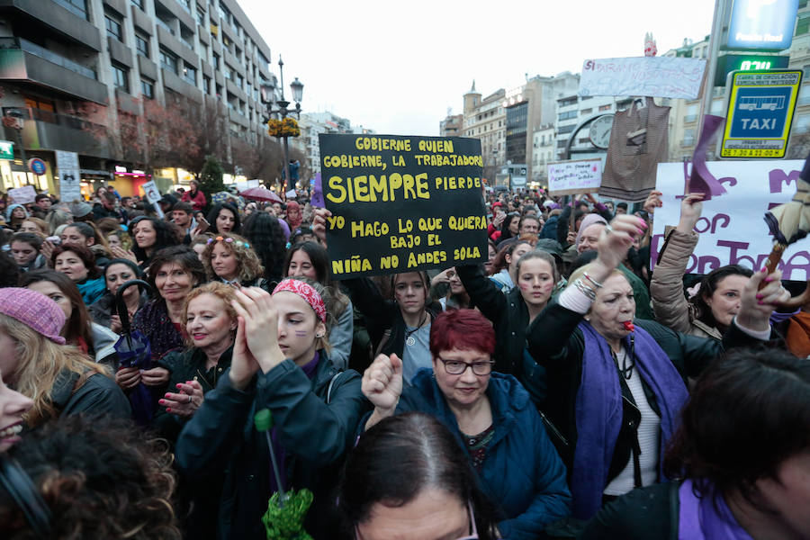 La multitudinaria manifestación del 8M en Granada dejó preciosas imágenes para el recuerdo a partir de las seis de la tarde. 