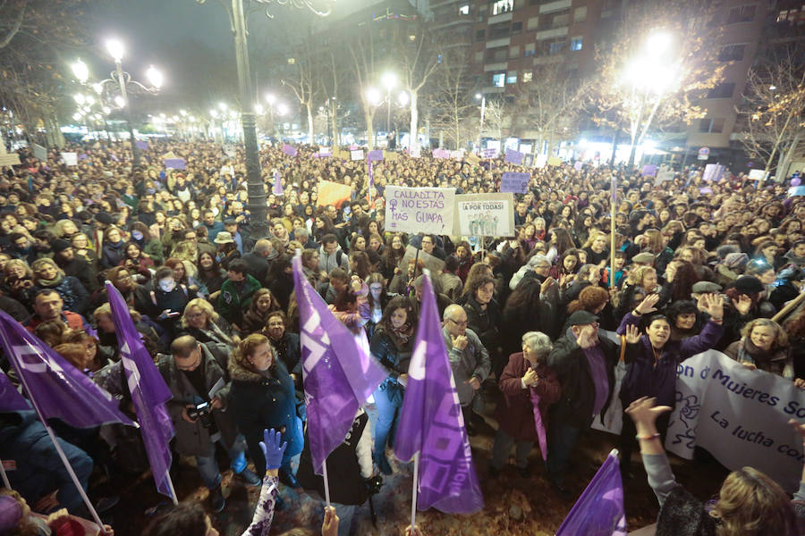 La multitudinaria manifestación del 8M en Granada dejó preciosas imágenes para el recuerdo a partir de las seis de la tarde. 