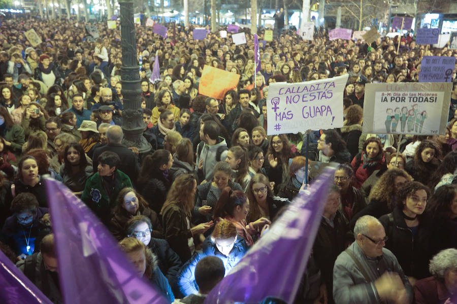 La multitudinaria manifestación del 8M en Granada dejó preciosas imágenes para el recuerdo a partir de las seis de la tarde. 