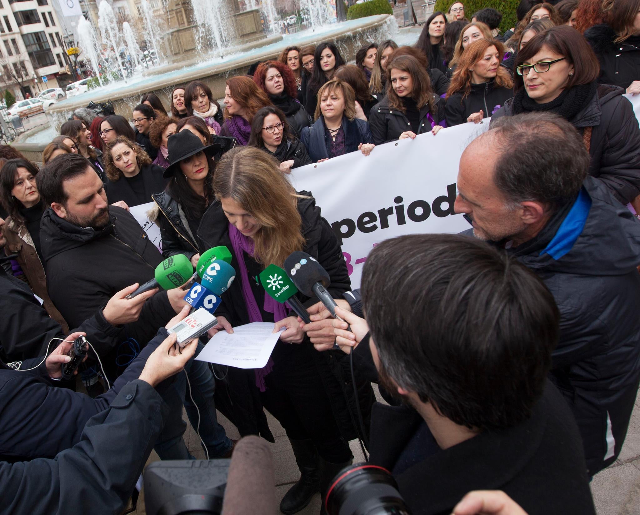 Las periodistas granadinas leyeron un comunicado y potagonizaron una concentración.