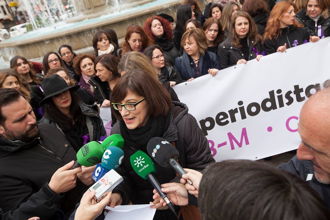 Las periodistas granadinas leyeron un comunicado y potagonizaron una concentración.
