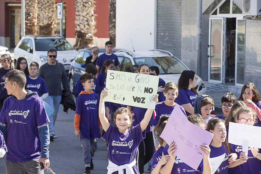 Centenares de mujeres y hombres salieron a la calle para pedir que la igualdad sea real