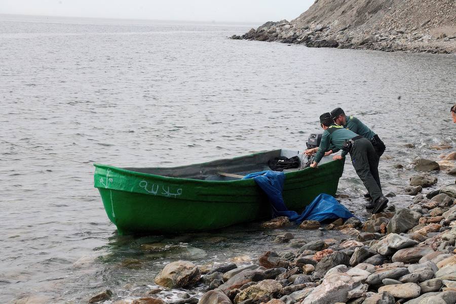 Se quitaron la ropa mojada y algunos salvavidas y salieron corriendo en distintas direcciones