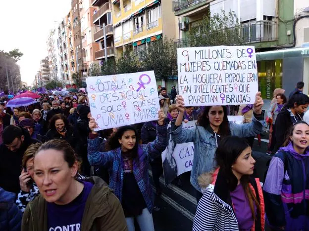 Participantes en la manifestación que recorrió las calles de Jaén, ayer por la tarde.