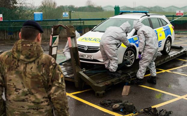 Especialistas retiran el vehículo investigado en Salisbury por la muerte deSkripal. 