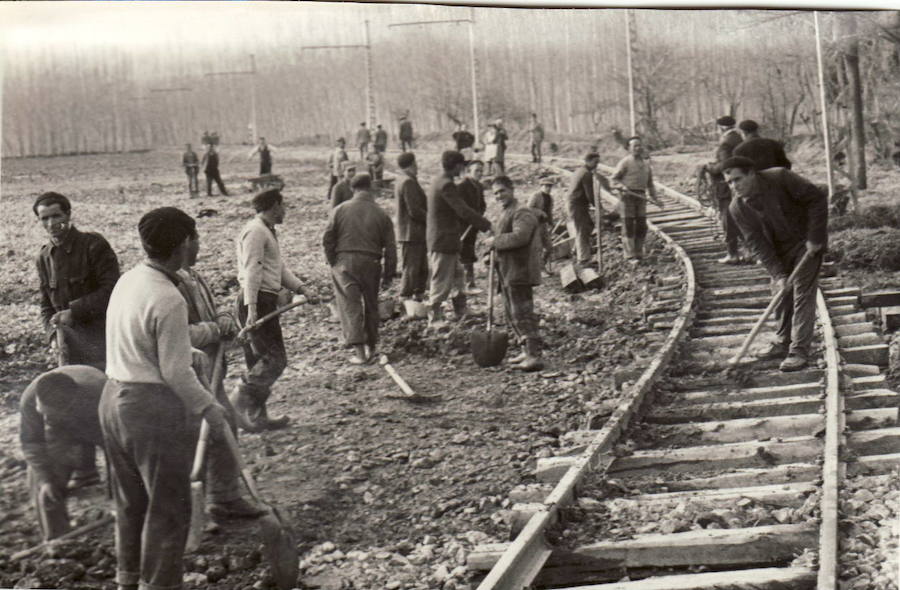 Las lluvias provocaron cortes en la línea de ferrocarril. En la imagen, miembros de la Brigada de la Vía y Obras de Tranvías, reparan las vías en Chauchina. 18 de febrero de 1963