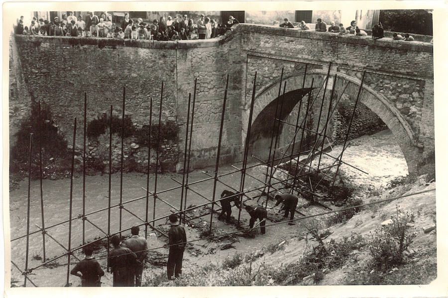 Bomberos refuerzan un puente del Paseo de los Tristes seriamente dañado