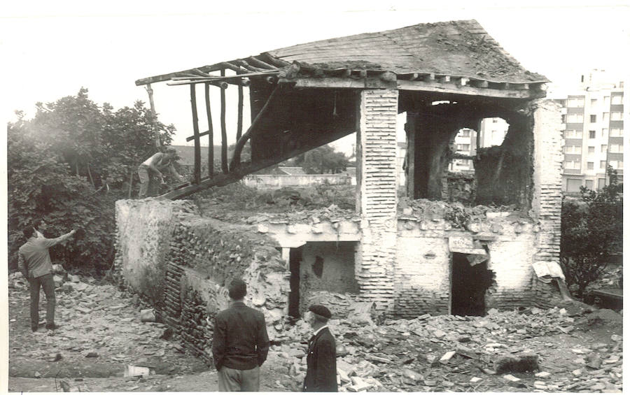 Derribo de casas dañadas en la Avenida de Calvo Sotelo