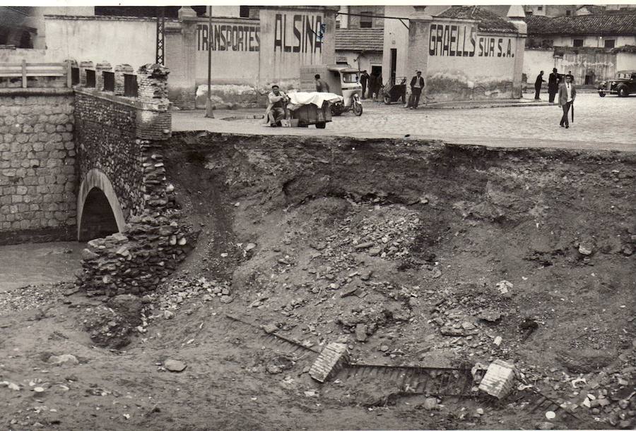 Parte del puente sobre el río Genil, junto a las cocheras de la Alsina Graells, derrumbado.