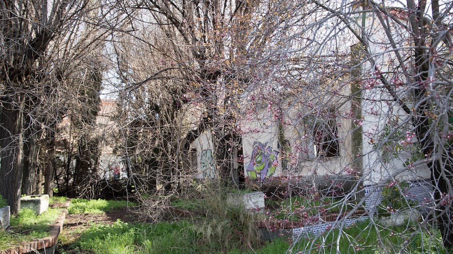 En los próximos días comenzará el desmantelamiento de los pabellones que aún siguen en pie en el acuartelamiento de Santa Bárbara, conocido popularmente en Granada como los Mondragones. IDEAL recorrió las instalaciones, en ruina desde hace unos años, con dos militares que se instruyeron y vivieron allí. Así fue nuestro paseo.