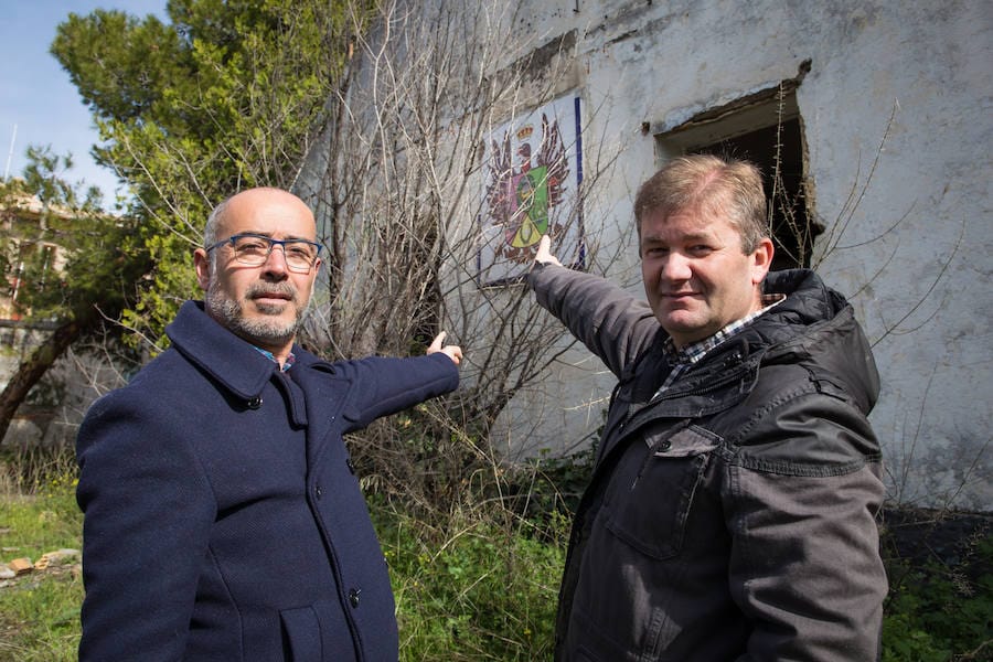 En los próximos días comenzará el desmantelamiento de los pabellones que aún siguen en pie en el acuartelamiento de Santa Bárbara, conocido popularmente en Granada como los Mondragones. IDEAL recorrió las instalaciones, en ruina desde hace unos años, con dos militares que se instruyeron y vivieron allí. Así fue nuestro paseo.