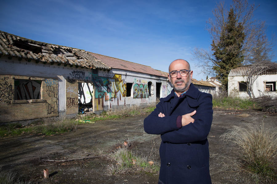 En los próximos días comenzará el desmantelamiento de los pabellones que aún siguen en pie en el acuartelamiento de Santa Bárbara, conocido popularmente en Granada como los Mondragones. IDEAL recorrió las instalaciones, en ruina desde hace unos años, con dos militares que se instruyeron y vivieron allí. Así fue nuestro paseo.