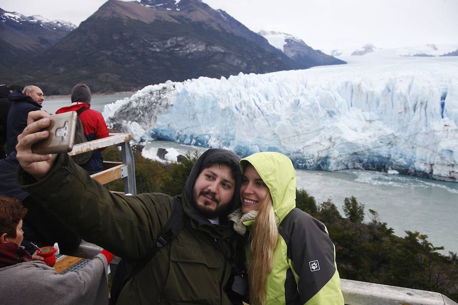 El popular glaciar Perito Moreno, ubicado en el Parque Nacional Los Glaciares, al sur de Argentina, comenzó a desprenderse la mañana de este sábado, informó la Administración General de Parques Nacionales del país sudamericano