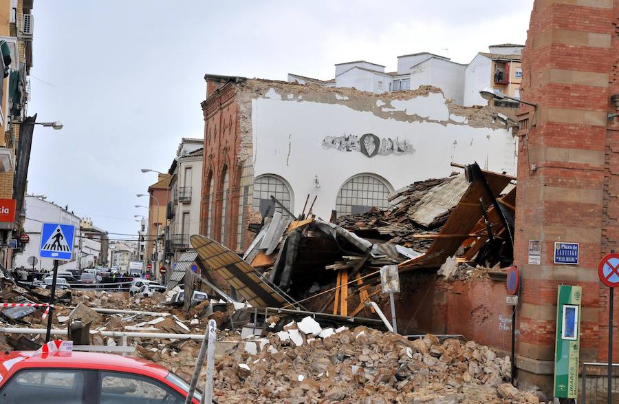 Derrumbe del mercado central de abastos de Linares y Edificio de la calle Senda de la Moza, de Linares, afectado por el temporal de lluvia y viento