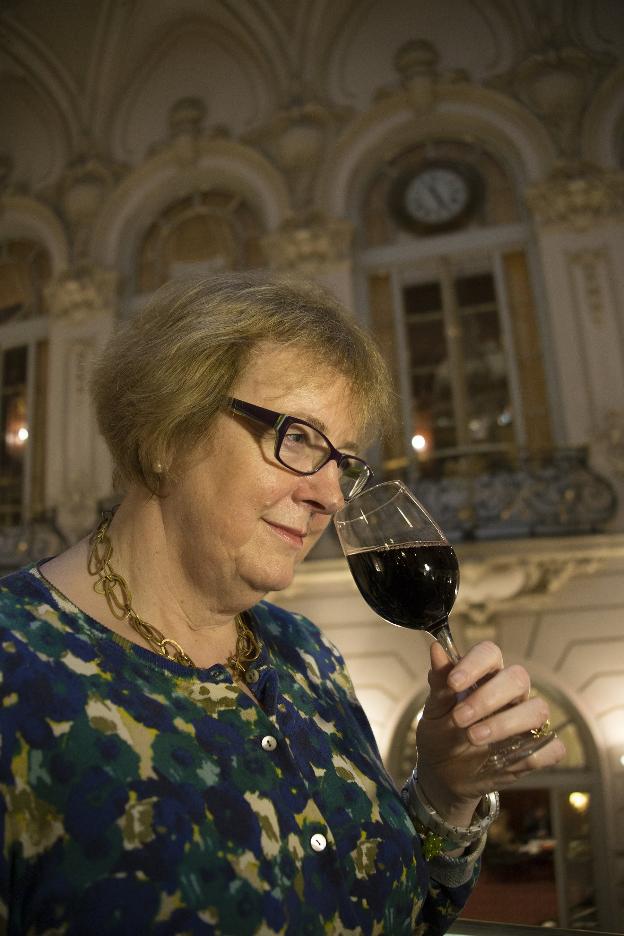 Sarah Jane Evans, el viernes en Madrid, evalúa el aroma de un vino. :: alberto ferreras