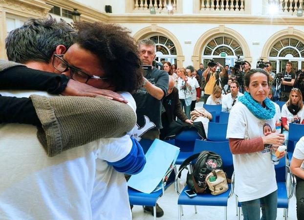 Imagen del pasado 9 de marzo. La detenida abraza al padre de Gabriel a la izquierda. A la derecha, la madre del pequeño.