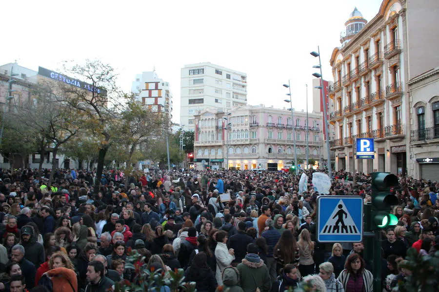 La Puerta de Purchena se volvió a abarrotar, en esta ocasión, para mostrar su dolor y pesar por la muerte de Gabriel Cruz