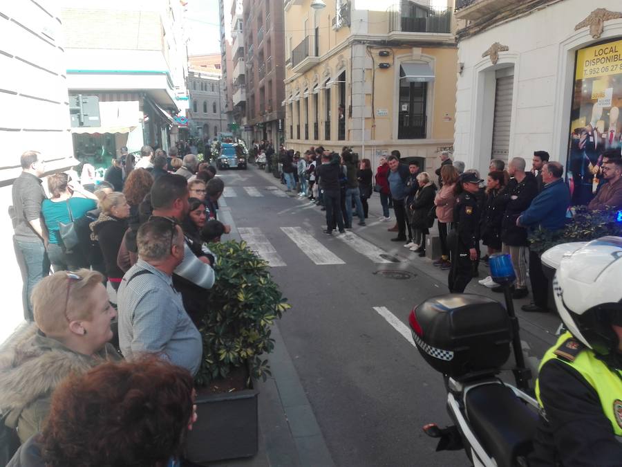 Una hora y media antes de qu comience oficialmente, la calle Navarro Rodrigo ya está atestada de gente