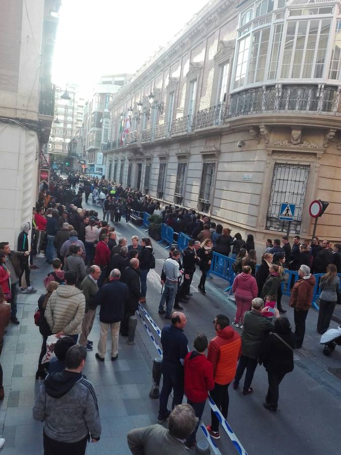 Miles de personas aguardan su turno para entrar a darle su último adiós