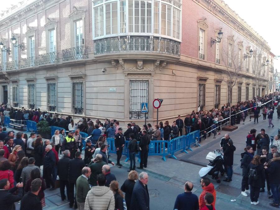 Miles de personas aguardan su turno para entrar a darle su último adiós