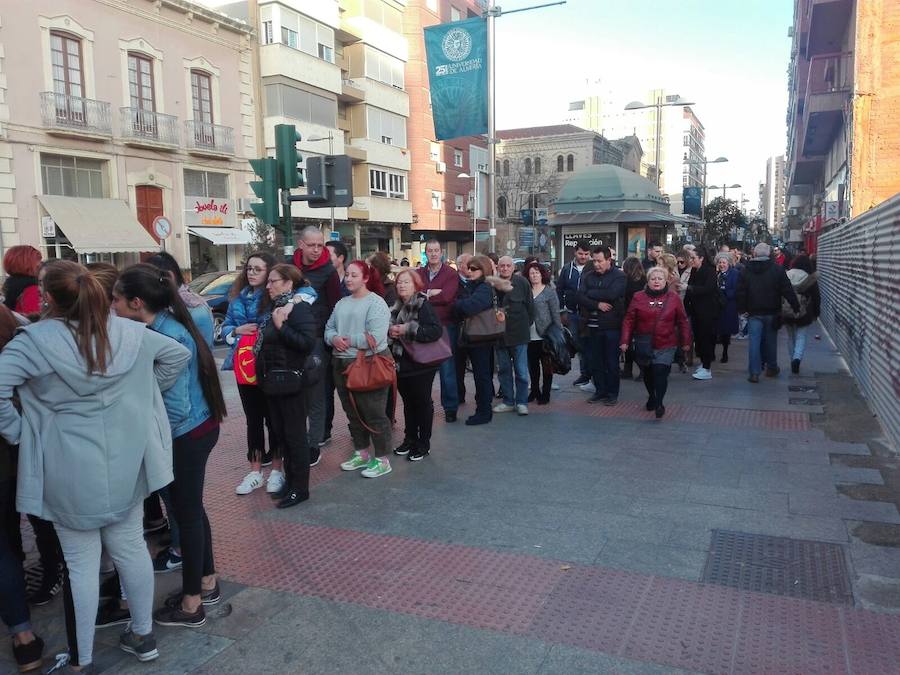 Miles de personas aguardan su turno para entrar a darle su último adiós