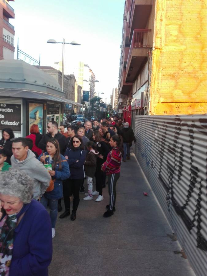 Miles de personas aguardan su turno para entrar a darle su último adiós