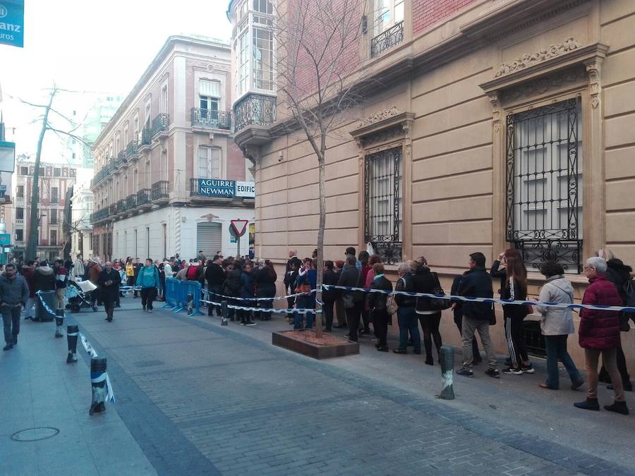 Miles de personas aguardan su turno para entrar a darle su último adiós