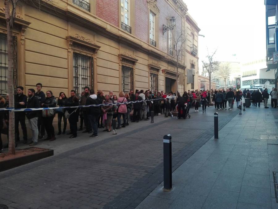 Miles de personas aguardan su turno para entrar a darle su último adiós