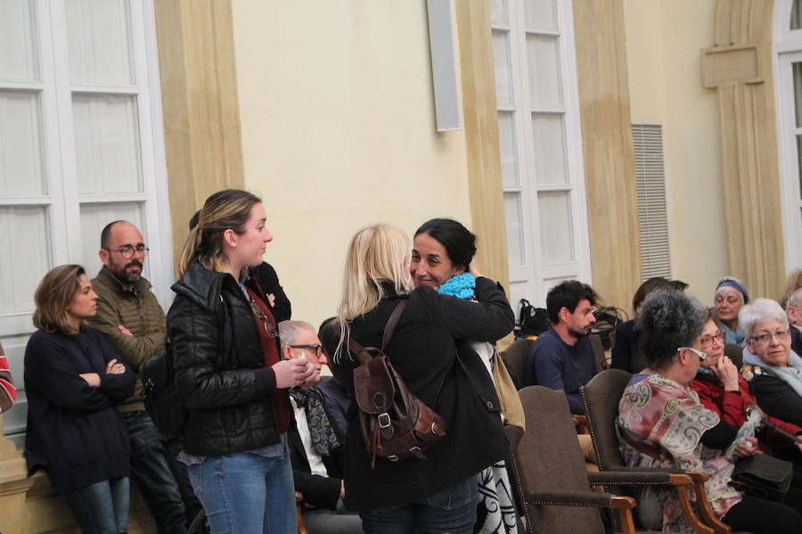 Centenares de personas se han acercado al Patio de Luces de la Diputación de Almería para mostrar su respeto y darle su último adiós al menor