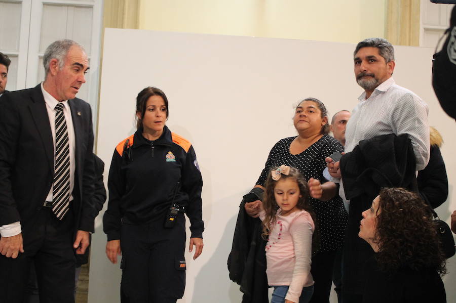 Centenares de personas se han acercado al Patio de Luces de la Diputación de Almería para mostrar su respeto y darle su último adiós al menor