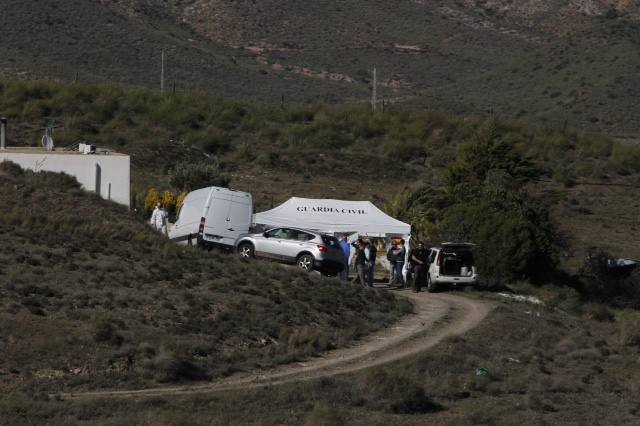 Agentes de la Guardia Civil han recorrido hoy la finca en la que supuestamente ocultó la detenida el cuerpo sin vida del pequeño Gabriel