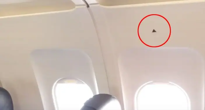 La función oculta del triángulo sobre la ventanilla del avión. ¿Para qué sirve?