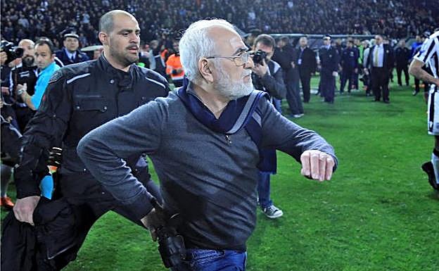 Orden de captura contra el presidente del PAOK por bajar con una pistola al campo