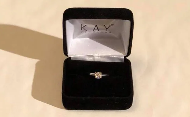 Busca a alguien por Facebook para regalar el anillo de compromiso porque su novia le dejó