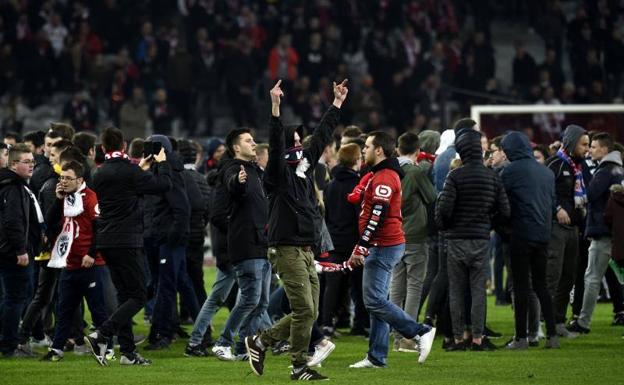 Incidentes en el estadio Pierre Mauroy de Lille. 