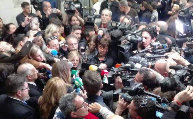 Susana Díaz comparece ante los medios de comunicación en la capilla ardiente de Gabriel.