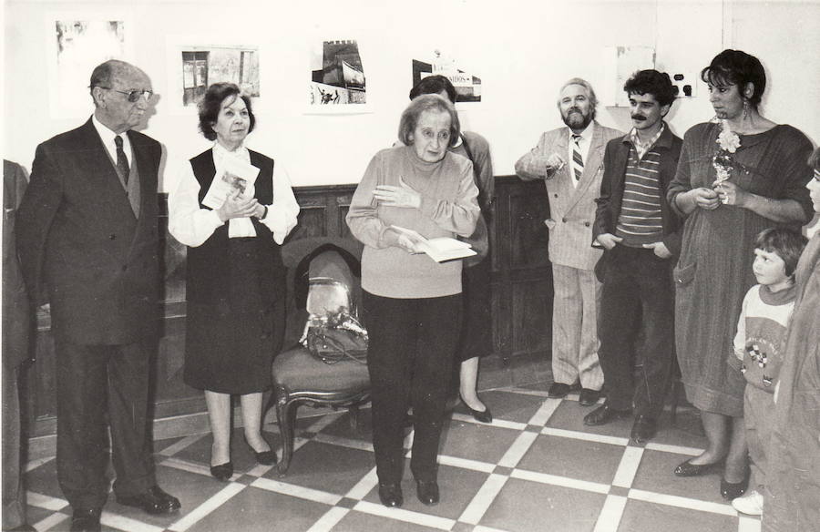 La poetisa granadina Elena Martín Vivaldi se dirige a los asistentes al acto de entrega de los carnés de socios de honor y de mérito del Centro Artístico. 1988