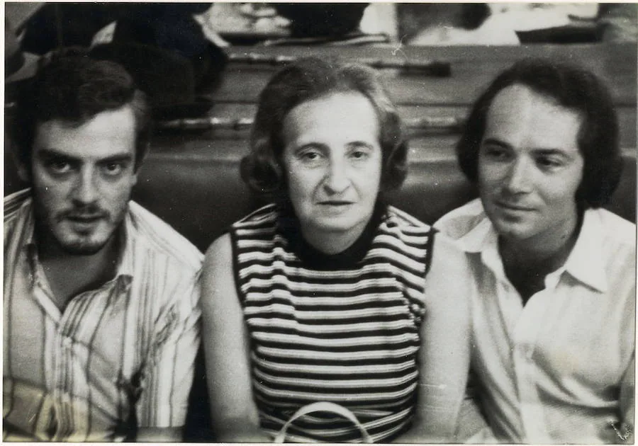 Elena Martín Vivaldi, junto a Emilio de Santiago, iz, y Juan de Loxa en el Café Suizo a principios de los 70 