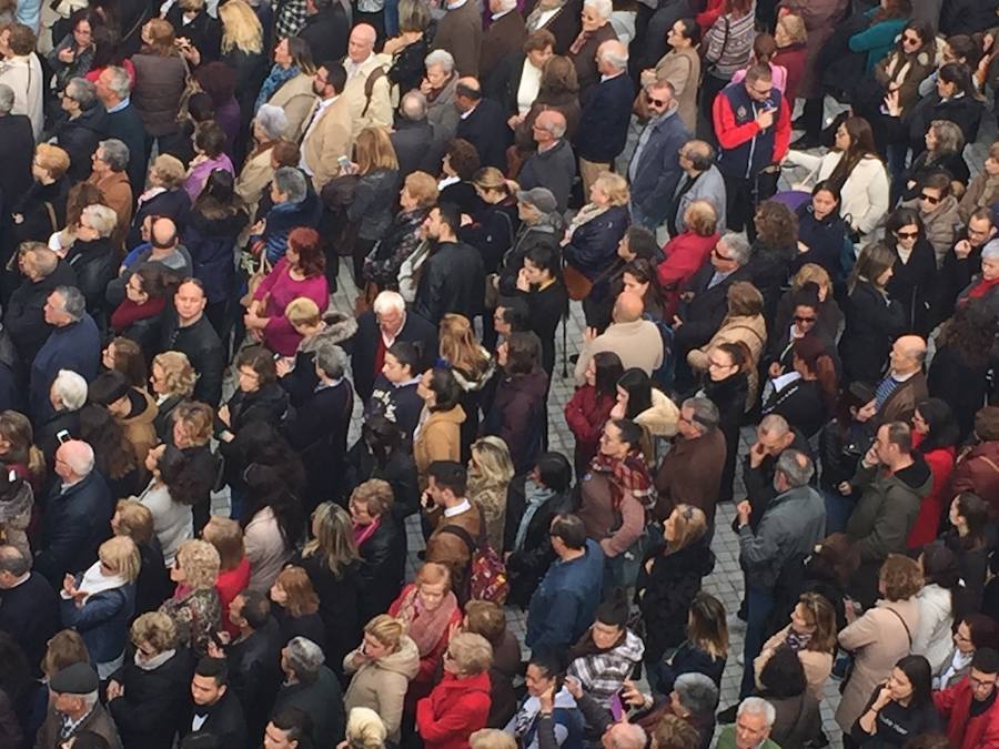 Miles de personas han acudido hasta la plaza de la Catedral 