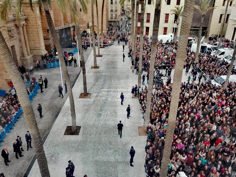 Miles de personas han acudido hasta la plaza de la Catedral 