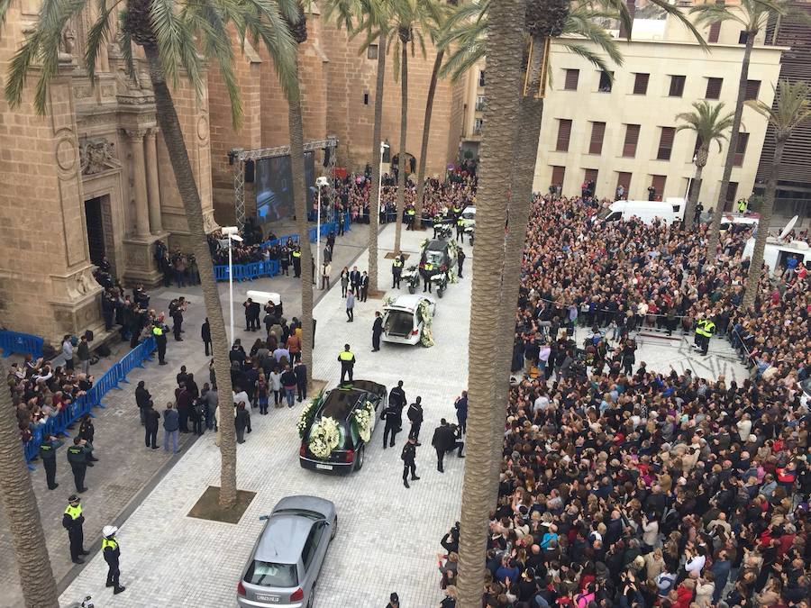 Miles de personas han acudido hasta la plaza de la Catedral 