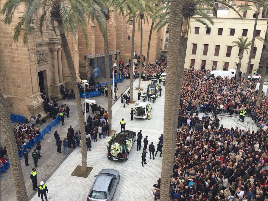 Miles de personas han acudido hasta la plaza de la Catedral 