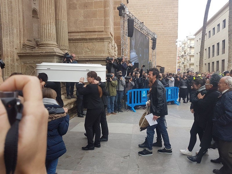 Miles de personas han acudido hasta la plaza de la Catedral 