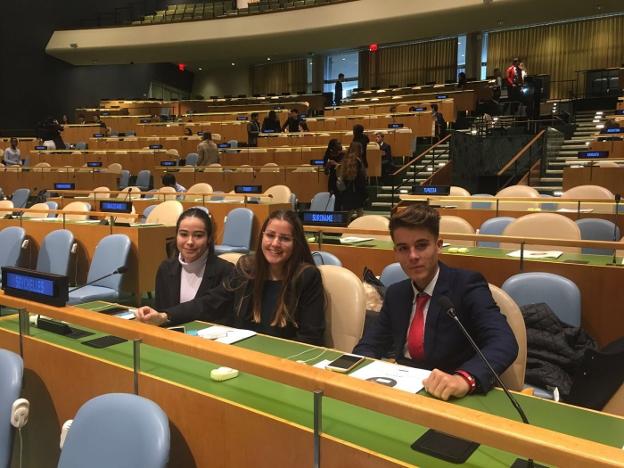 Naira del Mar Romero, Cinta Garrido y Álvaro Ariza en sus sillones de delegados de la asamblea de las Naciones Unidas.